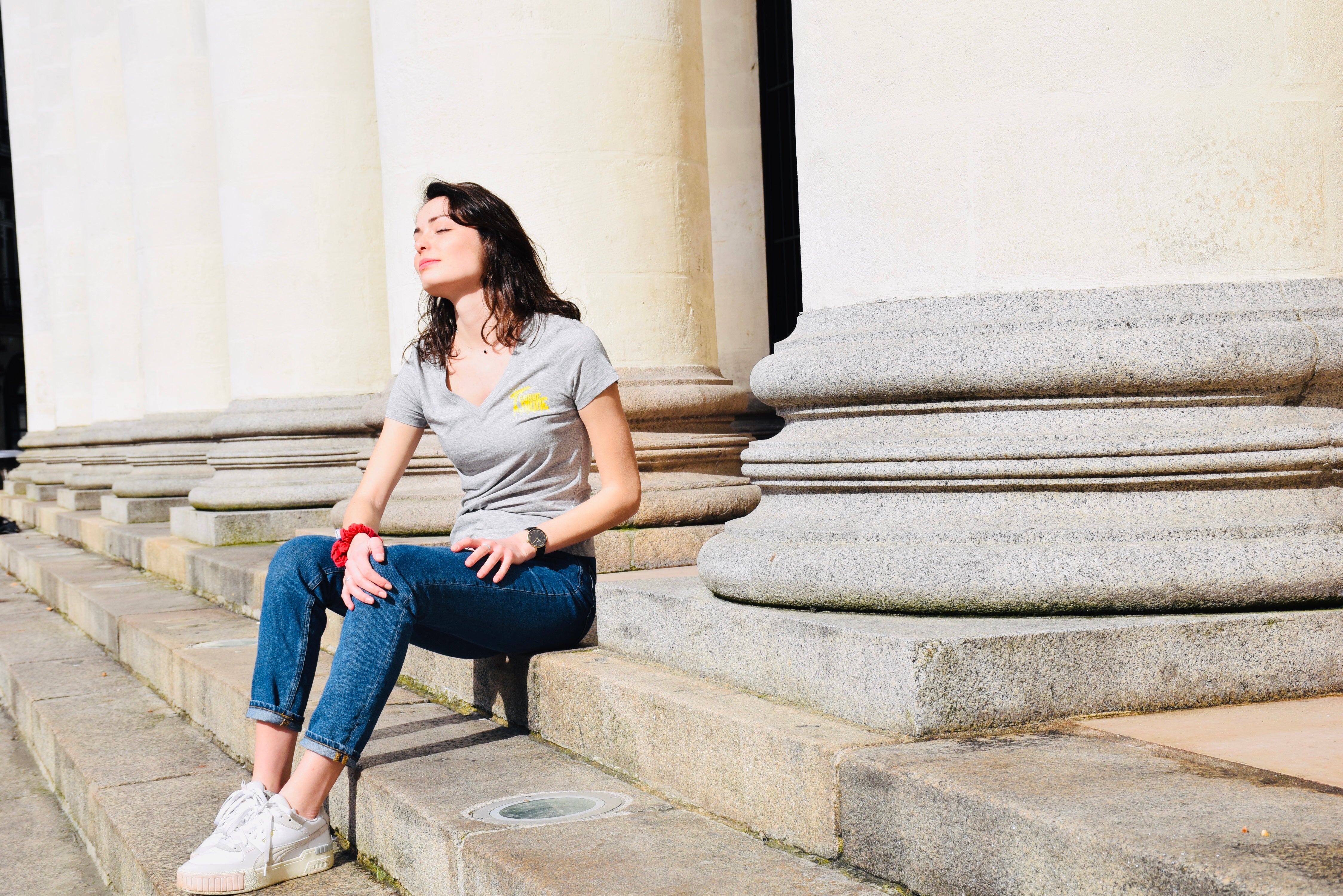 T-shirt col V : votre meilleur allié pour l'été