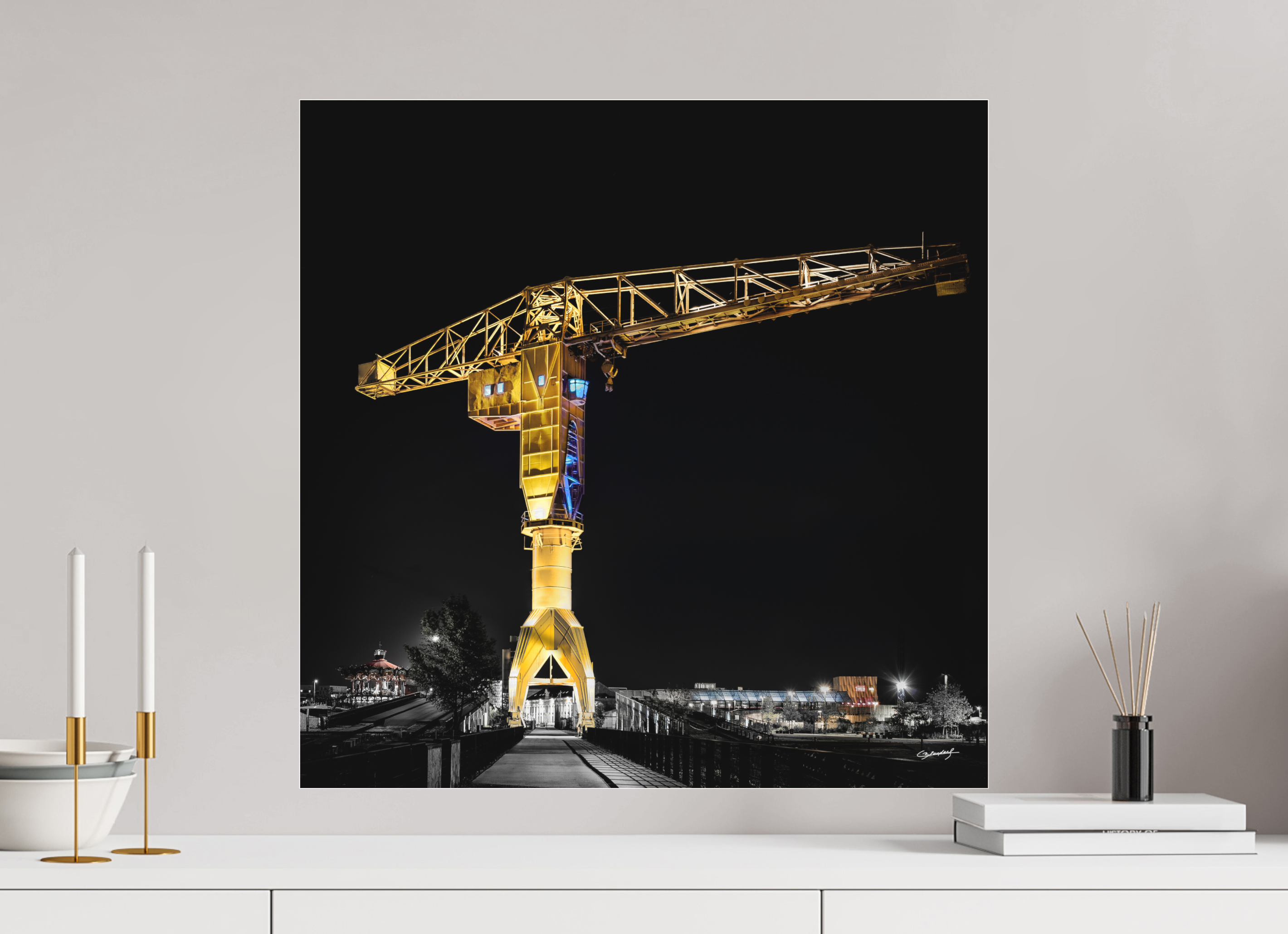 60 x 60 cm, TIRAGE PHOTO SOUS PLEXI MAT LA GRUE JAUNE DE NUIT - Nantes