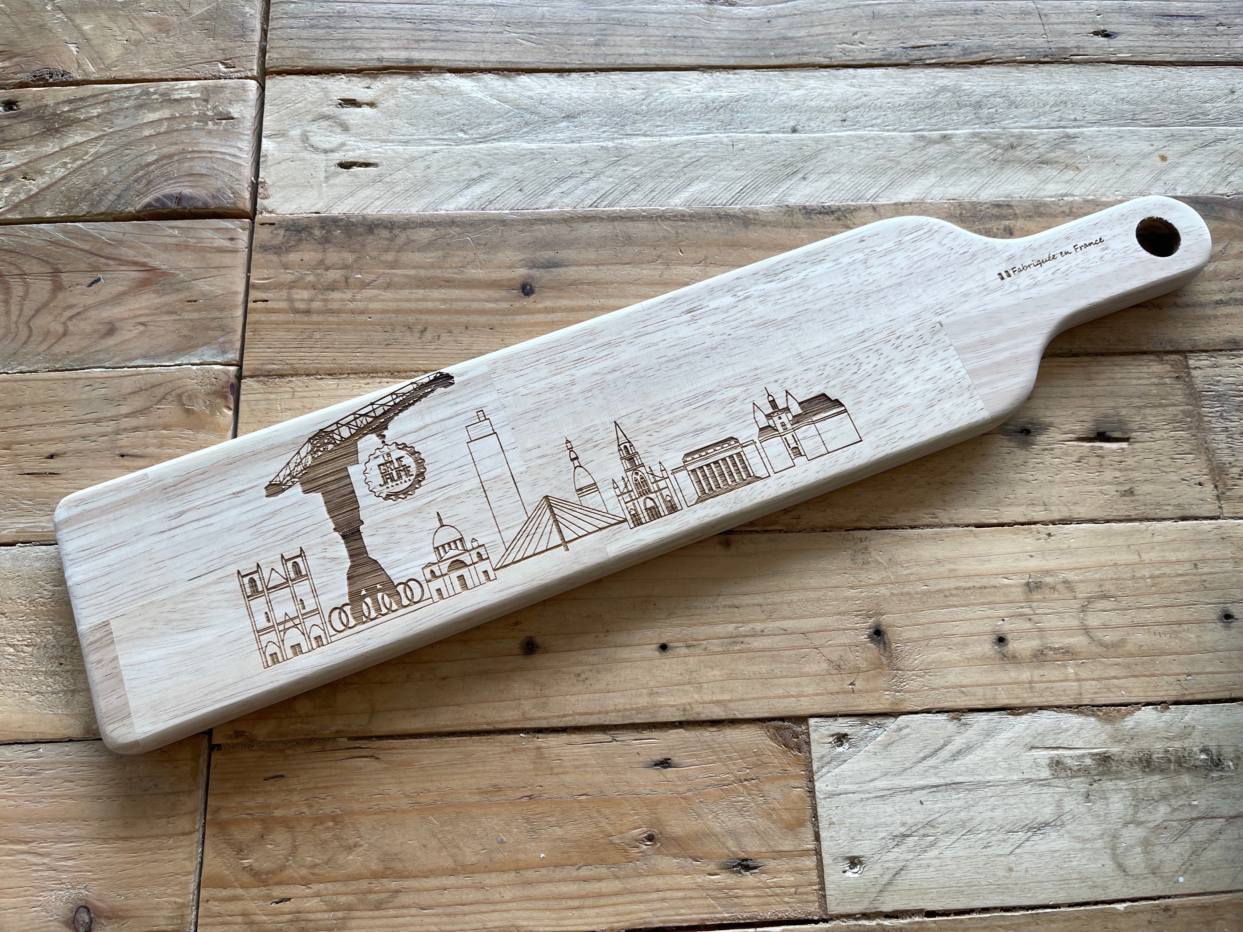 Planche apéritive La Grue Jaune Nantes en bois Longue