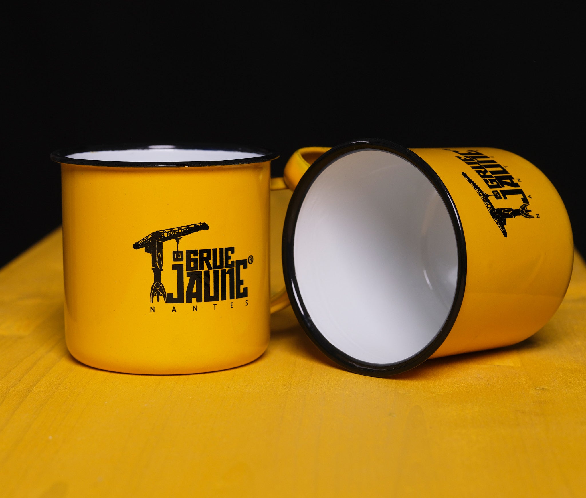 Copo de metal vintage o guindaste amarelo