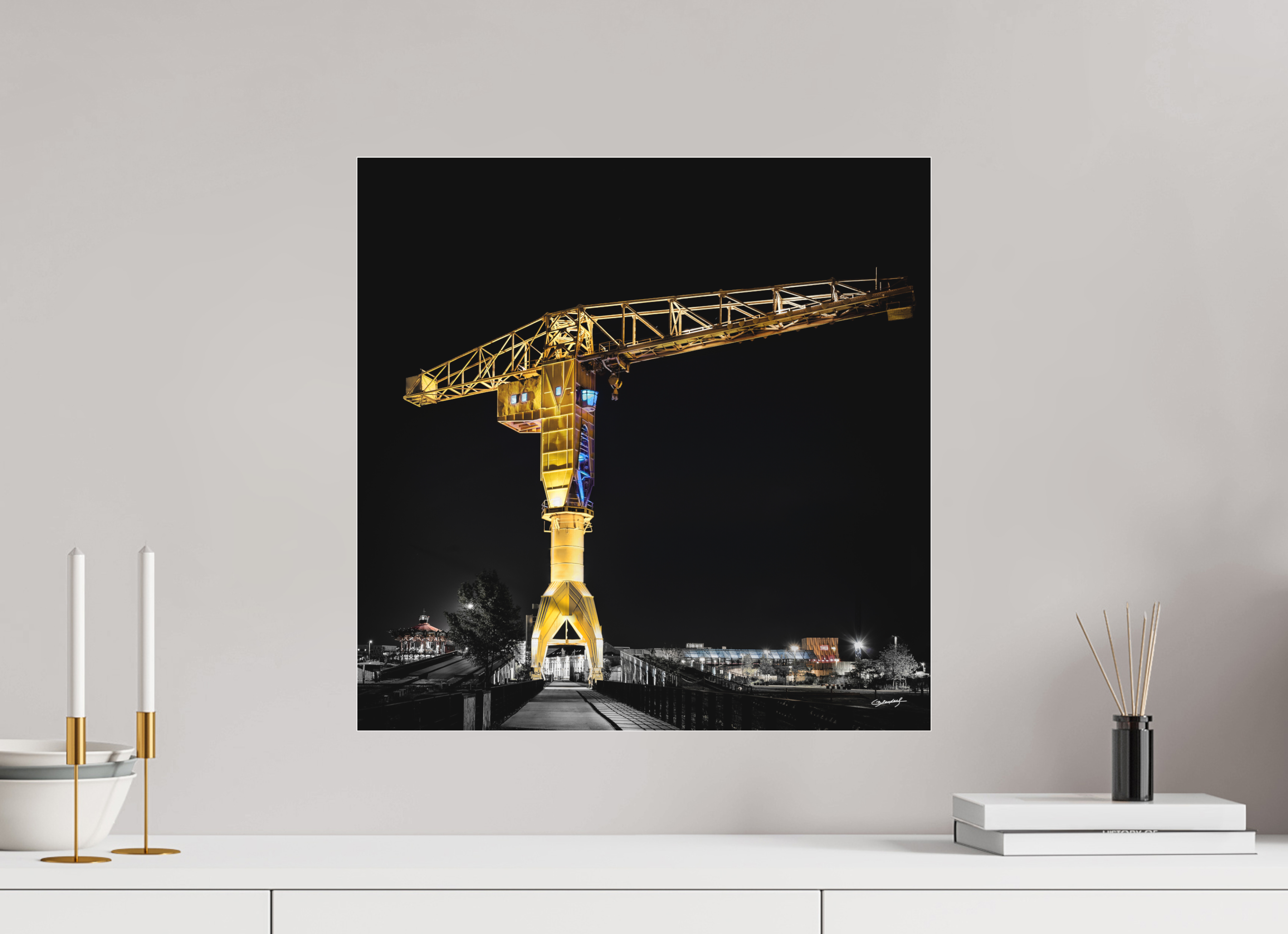 50 x 50 cm, TIRAGE PHOTO SOUS PLEXI MAT LA GRUE JAUNE DE NUIT - Nantes