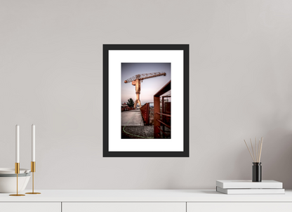 20 x 30 cm, CADRE GALERIE AVEC PASSE-PARTOUT LA LIGNE VERTE ET LA GRUE JAUNE