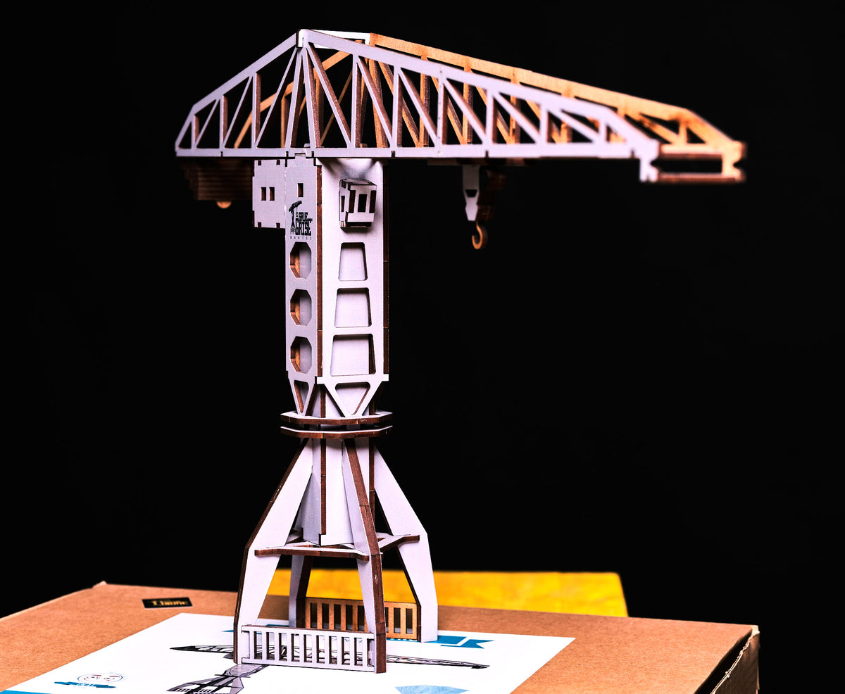 Maquette en bois de la Grue Grise de Nantes