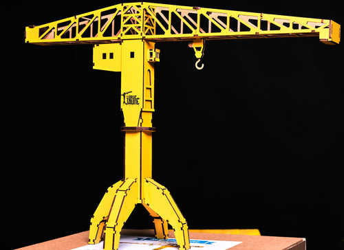 Maquette en bois de la grue Titan jaune de Nantes